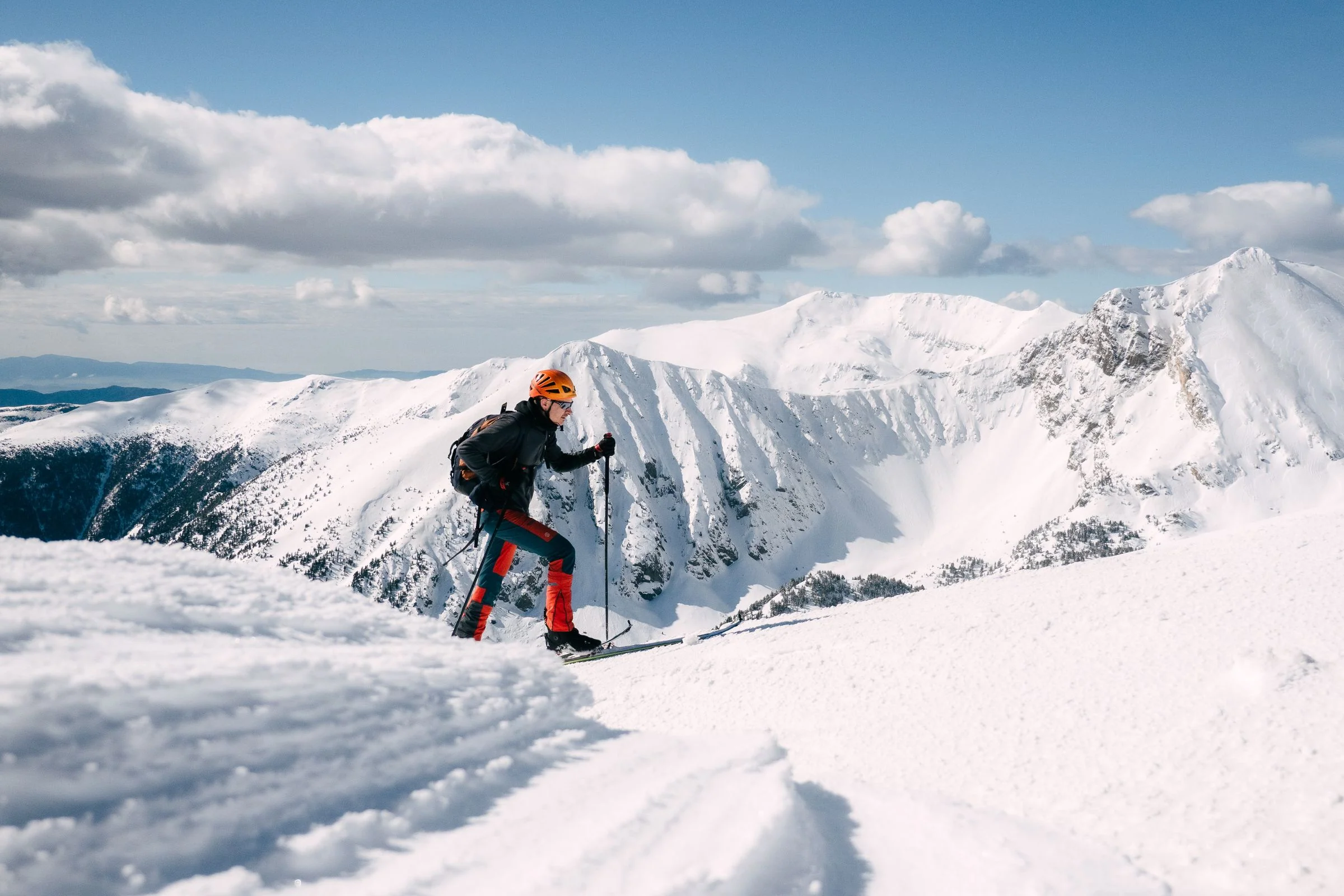Skitourengeher im Aufstieg über dem Wolkenmeer — Höhentraining-Vorbereitung für die Haute Route