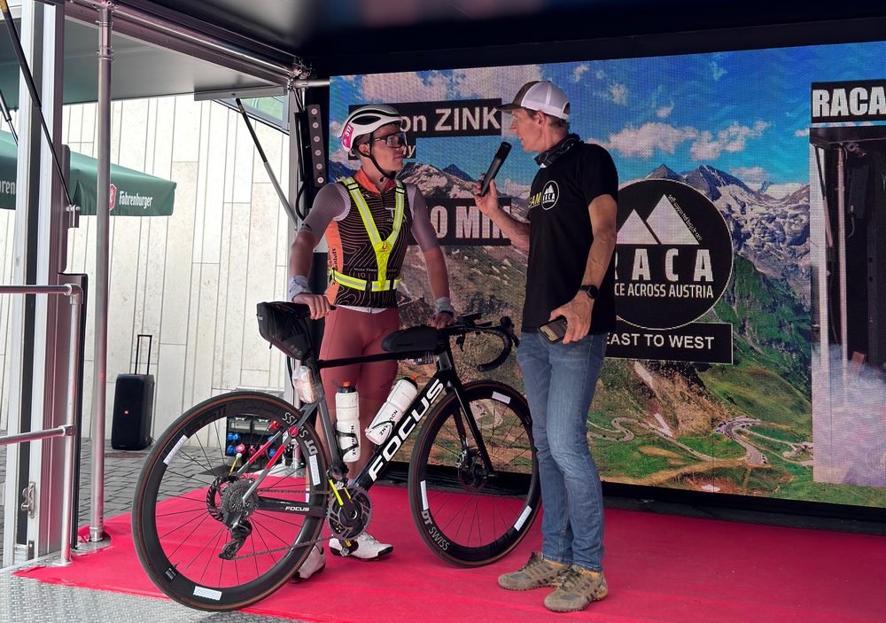 Interview nach der Zielankunft beim Race Across Austria in Feldkirch