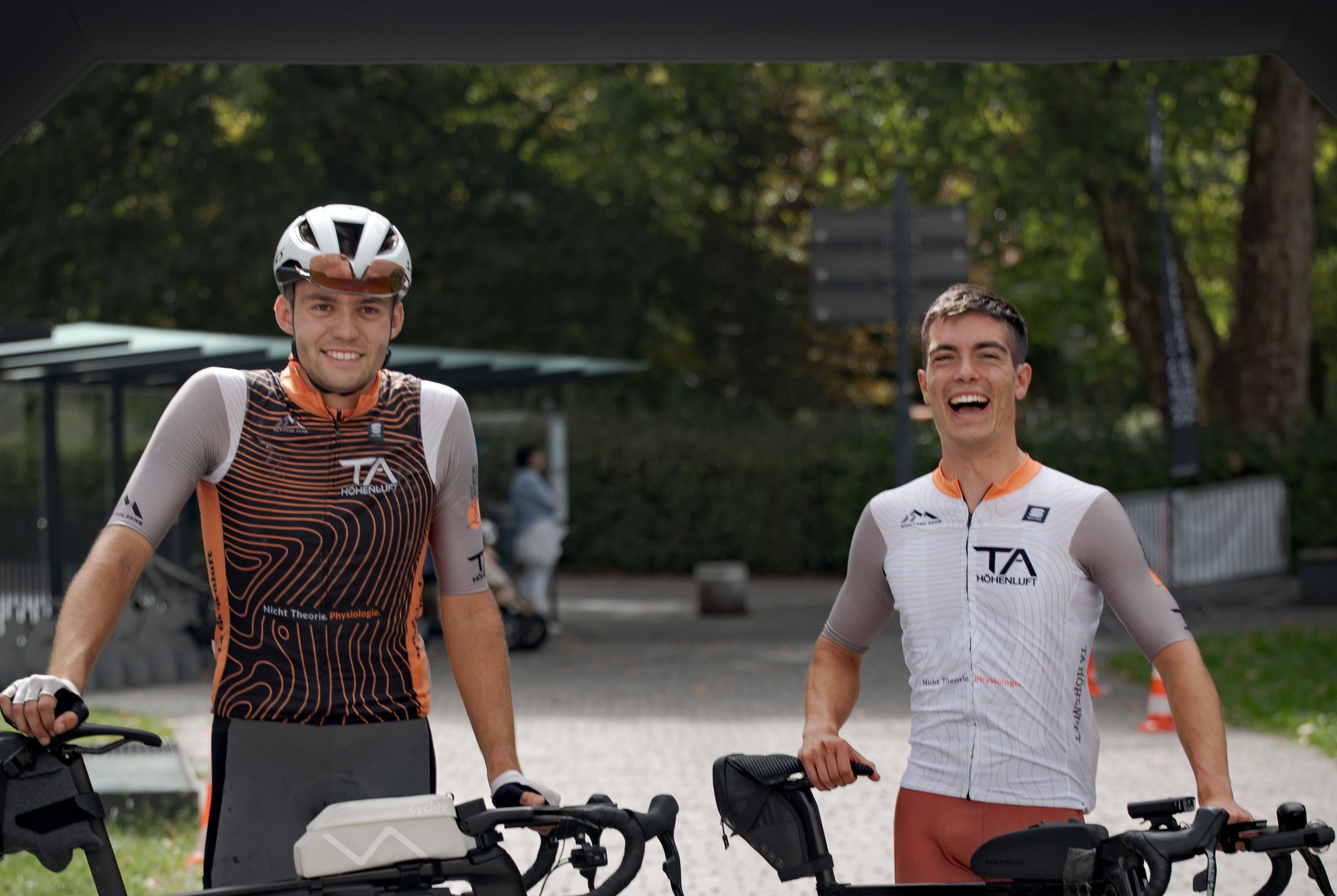 Simon Zink und Julian Buchner nach dem Zieleinlauf beim Race Across Austria