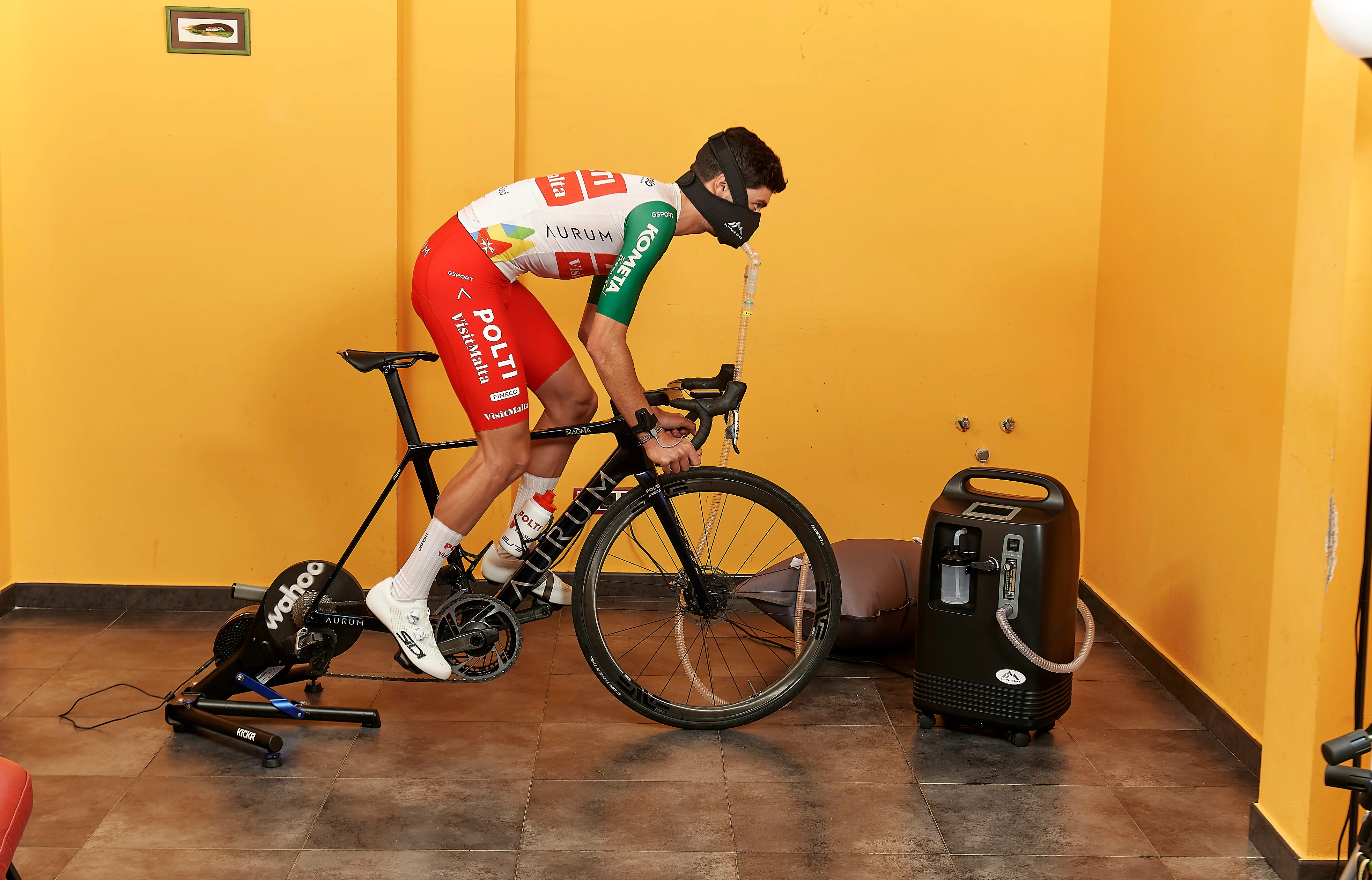 Radsportler auf Ergometer mit Höhenmaske und Generator