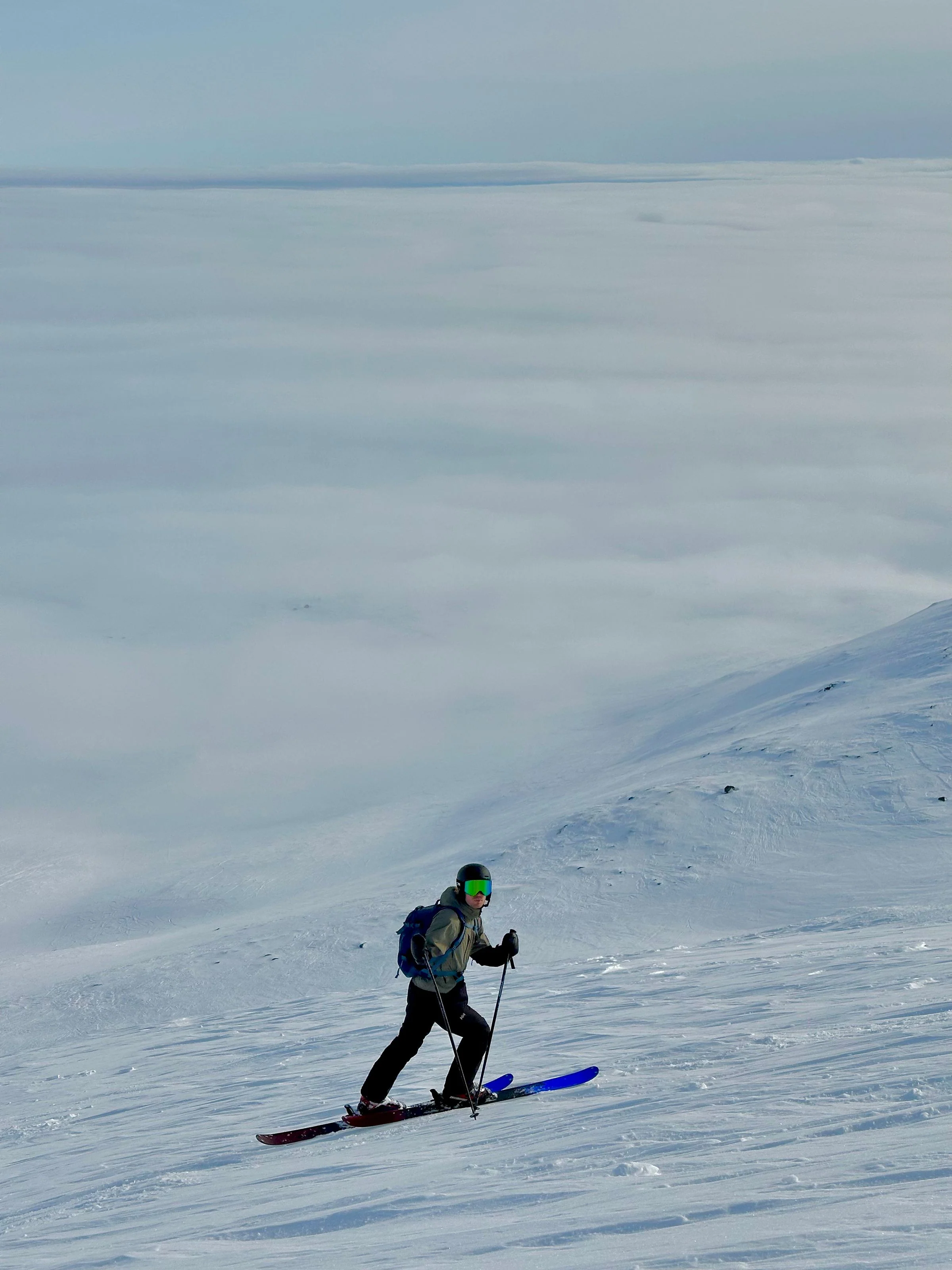 Skitourengeher über dem Wolkenmeer — Höhentraining-Vorbereitung für Viertausender auf Ski